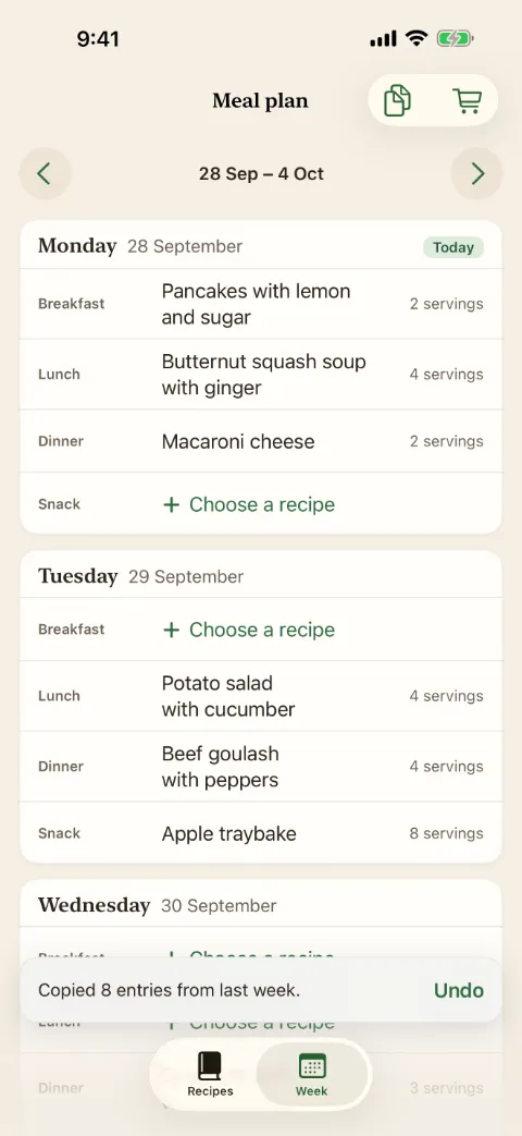 Capture de Kochzettel en anglais. Le menu du lundi et du mardi, chaque jour avec petit-déjeuner, déjeuner, dîner et goûter. La plupart des cases contiennent un plat et son nombre de personnes.