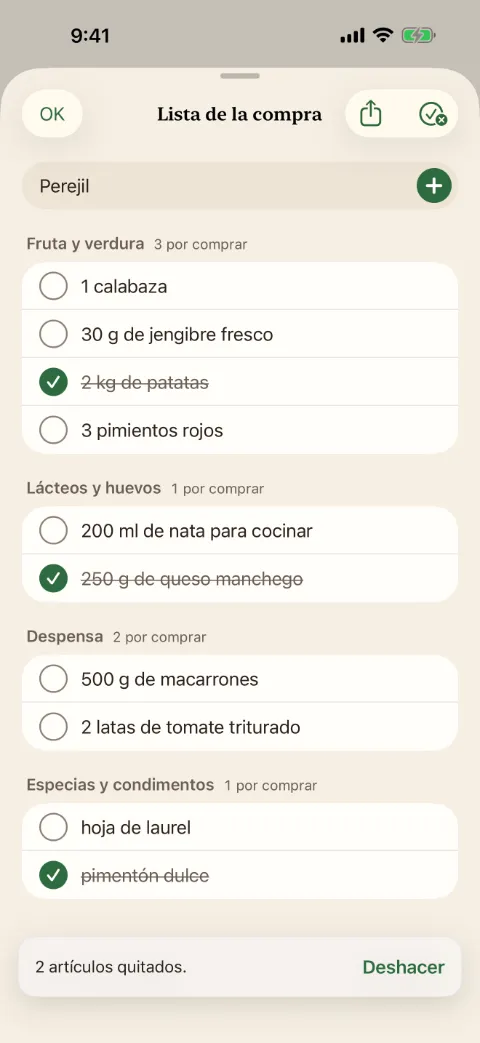 Captura de Kochzettel. La lista de la compra con las secciones de fruta y verdura, lácteos y huevos, despensa, y especias y condimentos. Tres artículos están marcados y tachados.
